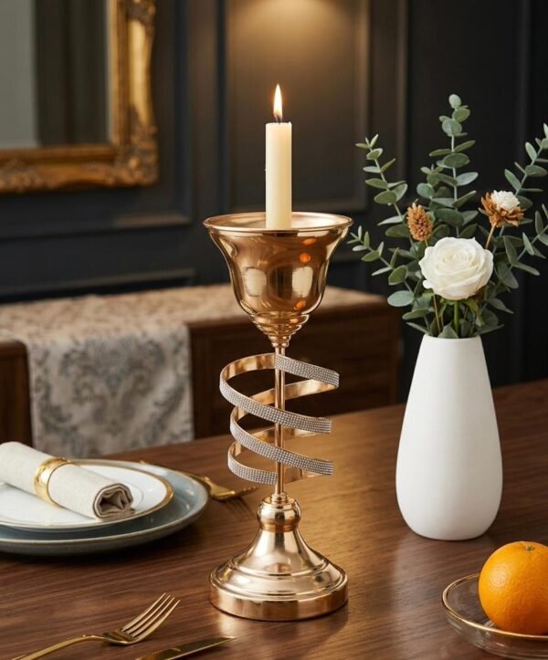 Candelabro dorado con cristales es un elegante portavelas diseñado para decoración del hogar y fiestas de bodas