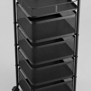 Carrito organizador giratorio de 5 niveles, diseñado con cestas de malla transpirable y ruedas para facilitar su movilidad en el hogar.
