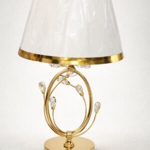 Lámpara de mesa es el modelo Versailles, caracterizado por su diseño elegante con acabado dorado y pantalla blanca.