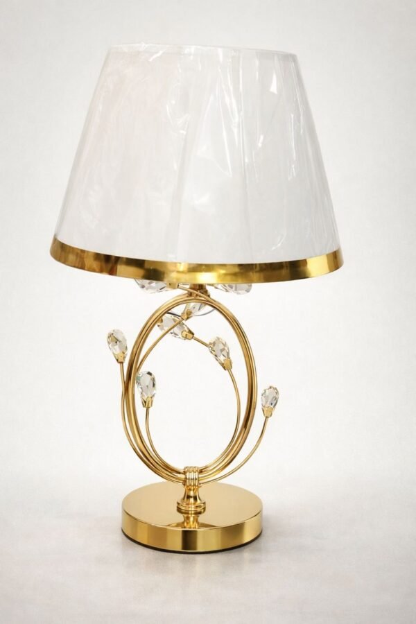 Lámpara de mesa es el modelo Versailles, caracterizado por su diseño elegante con acabado dorado y pantalla blanca.