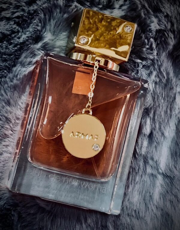Perfume Armaf Club de Nuit Woman, una fragancia floral frutal para mujer con aroma cítrico y elegante.