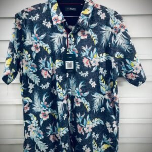 Camisa de manga corta para hombre con estampado floral de estilo hawaiano o playero.