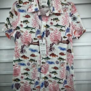 Camisa con un estampado de temática marina, similar a los estilos de camisas hawaianas o de playa