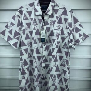 Camisa de manga corta para hombre con diseño geométrico y cuello estilo cubano.