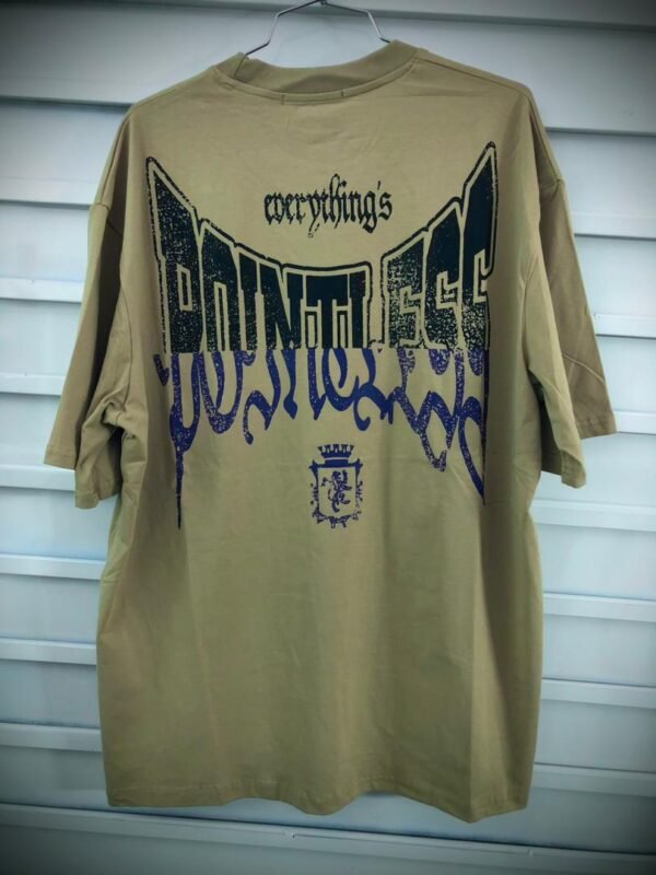 Camisa de manga corta, con un diseño gráfico