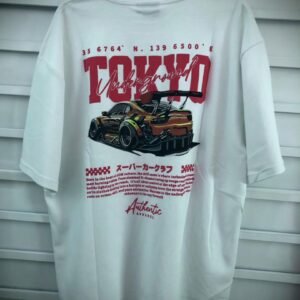 Camisa blanca estilo JDM con representación de la cultura del drifting en Tokio
