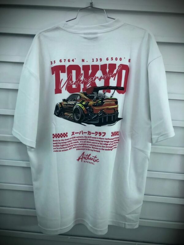 Camisa blanca estilo JDM con representación de la cultura del drifting en Tokio