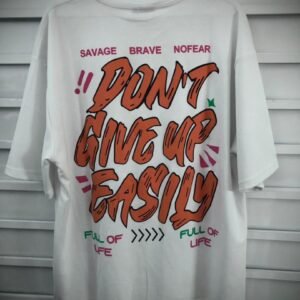 Camisa blanca de corte oversize con estampado gráfico en la espalda con frases motivacionales en rojo y verde
