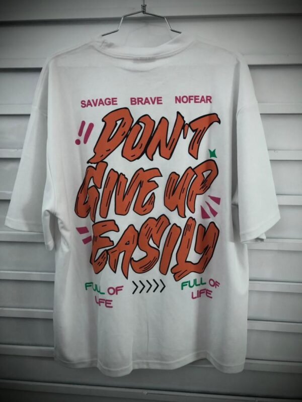 Camisa blanca de corte oversize con estampado gráfico en la espalda con frases motivacionales en rojo y verde
