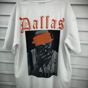 Camisa blanca de estilo urbano con gráfico impreso de una persona fumando y la palabra "Dallas"