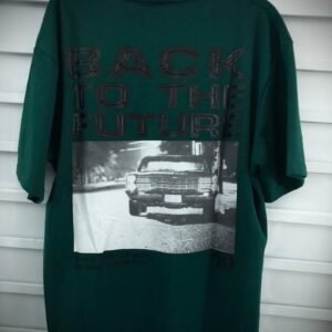 Camisa con gráfico en la espalda con el logotipo de "Back to the Future" sobre una imagen de un automóvil, ofreciendo un estilo casual y nostálgico.