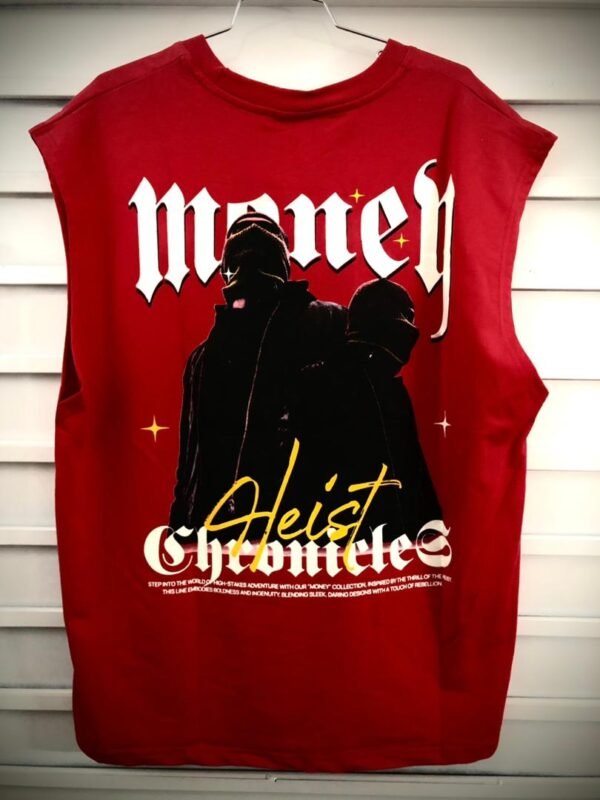 Camisa sin mangas con diseño gráfico temático de "heist" (atraco) con texto estilizado que menciona "Money Chronicles
