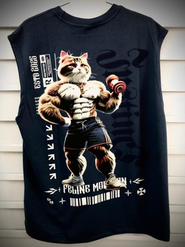Camiseta sin mangas con gráfico estilo Monmon cat que muestra a un gato musculoso levantando pesas