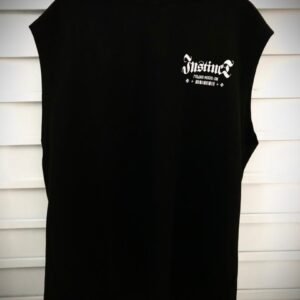 Camisa sin mangas con diseño gráfico blanco en el pecho que incluye la palabra "Instinct"