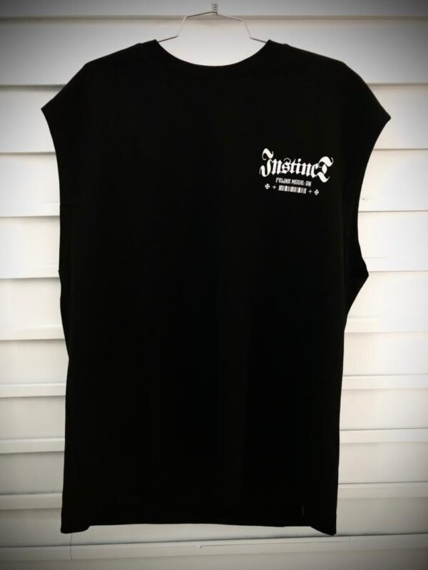 Camisa sin mangas con diseño gráfico blanco en el pecho que incluye la palabra "Instinct"