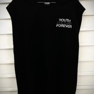 Camisa negra sin mangas con la frase "Youth Culture Forever" impresa en blanco y gris en el lado izquierdo del pecho.