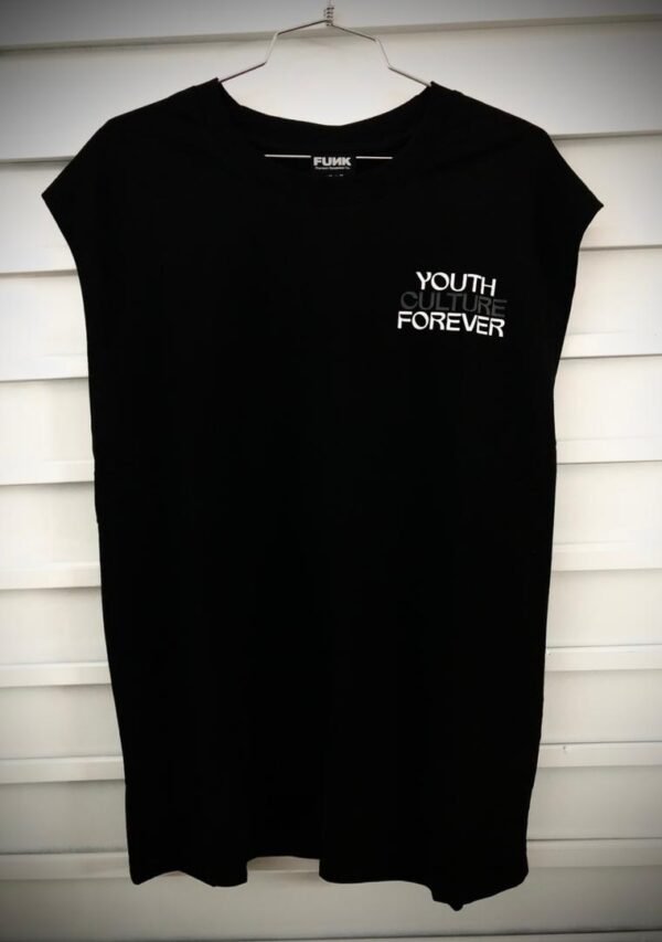 Camisa negra sin mangas con la frase "Youth Culture Forever" impresa en blanco y gris en el lado izquierdo del pecho.