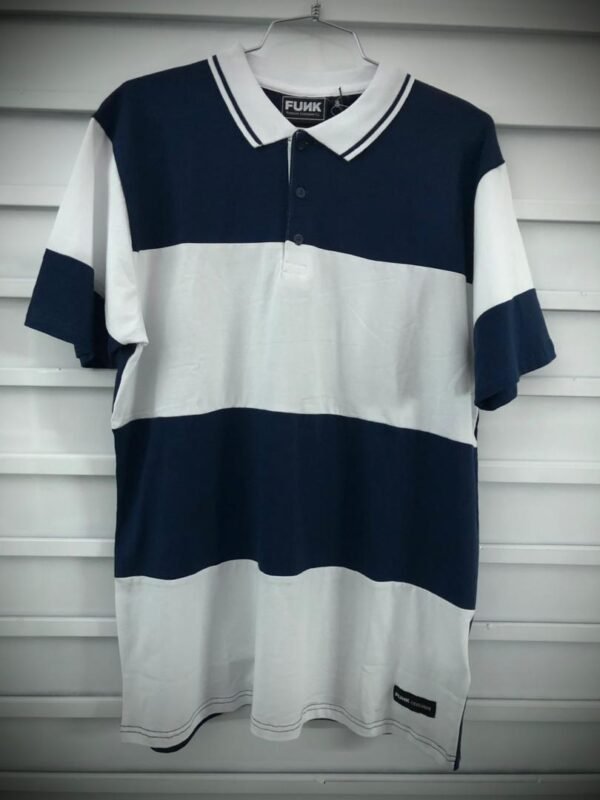 Camisa tipo polo para hombre de la marca Punk, con diseño de rayas horizontales gruesas en azul marino y blanco.