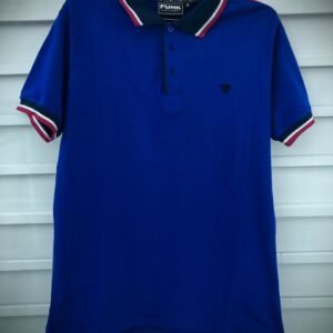 Camisa tipo polo con detalles en el cuello y las mangas.