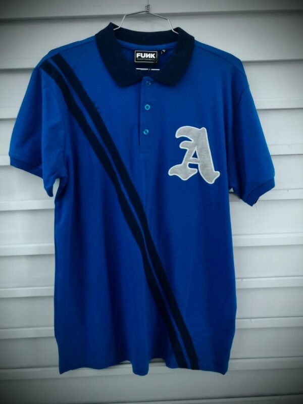 Camisa tipo polo de la marca Funk con un diseño de rayas diagonales y una letra "A" decorativa en el pecho