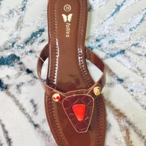 Sandalias de la marca Follies, con detalles dorados y rojos en la parte frontal