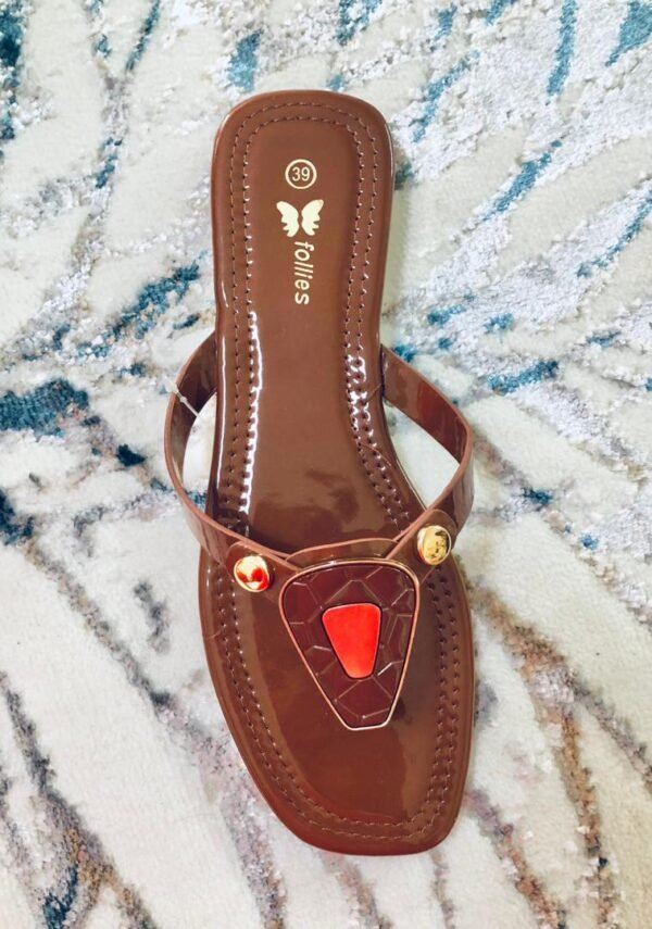 Sandalias de la marca Follies, con detalles dorados y rojos en la parte frontal