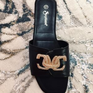 Sandalias son de la marca Septima con un adorno de pedrería en la parte frontal.