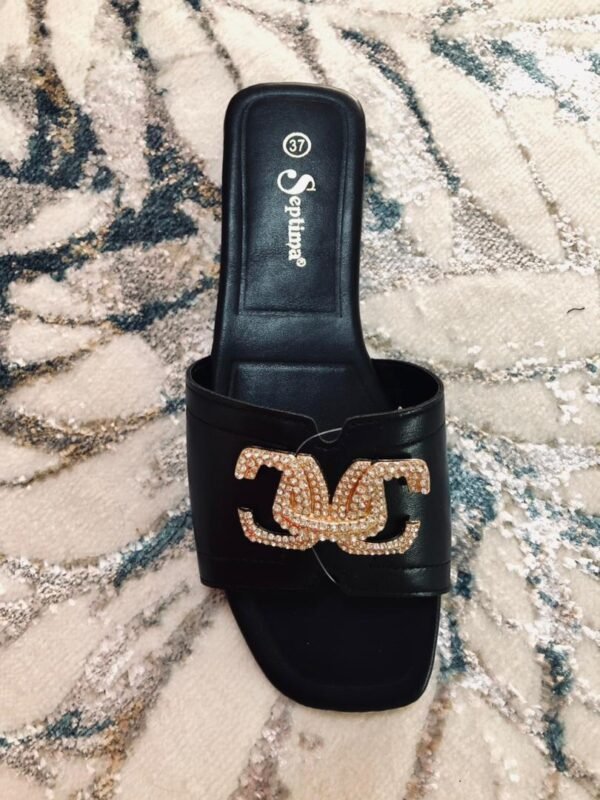 Sandalias son de la marca Septima con un adorno de pedrería en la parte frontal.