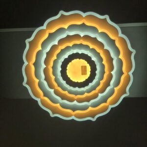 Lámpara de techo LED moderna con un diseño de anillos concéntricos estilo candelabro.