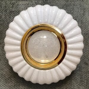 Lámpara LED moderna de tipo plafón o foco, diseñado para instalarse en techos o paredes con facilidad.