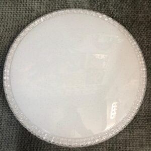 plafón LED de montaje superficial diseñado para iluminar interiores.
