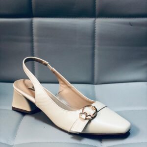 Zapatos de vestir para mujer con diseño de tacón bloque bajo con punta cuadrada y una hebilla decorativa con corazones.