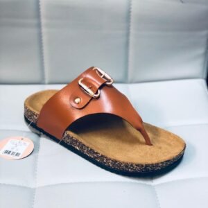 Sandalia de estilo casual con suela tipo corcho y una banda superior con hebilla decorativa.