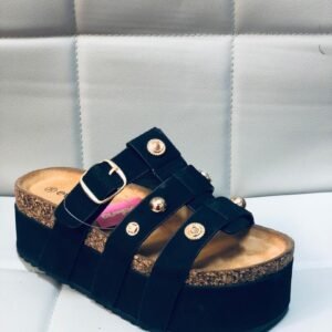 Sandalias de plataforma con suela tipo corcho y detalles dorados son un calzado de mujer estilo tendencia