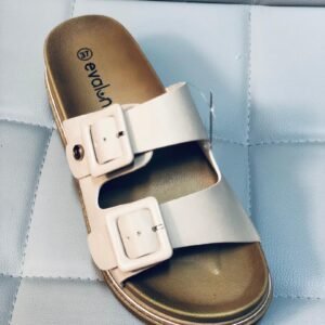 Sandalias marca Evalen con un diseño de doble hebilla y plantilla anatómica.