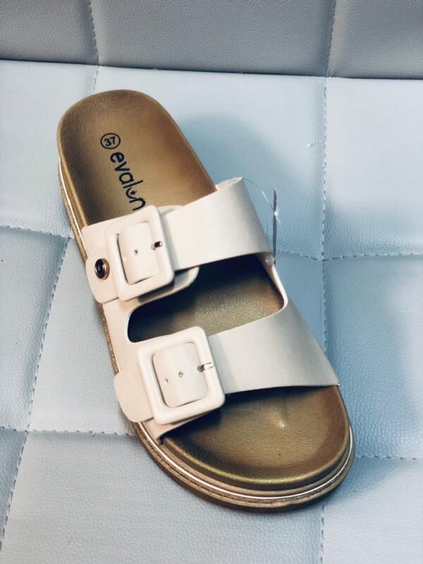 Sandalias marca Evalen con un diseño de doble hebilla y plantilla anatómica.