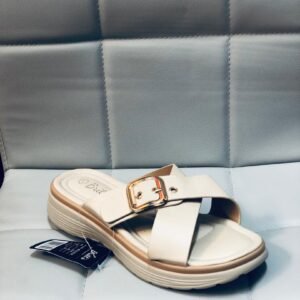 Sandalias diseñadas para ofrecer comodidad durante el verano, destacando por su estilo moderno y práctico.