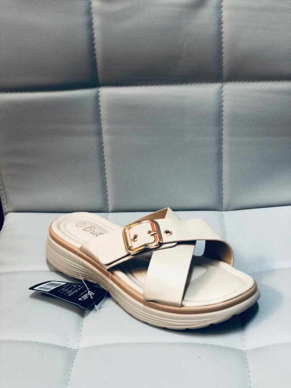 Sandalias diseñadas para ofrecer comodidad durante el verano, destacando por su estilo moderno y práctico.
