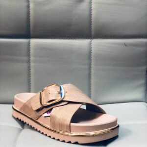 Sandalias caracterizadas por su diseño de plataforma con tiras cruzadas y hebilla dorada