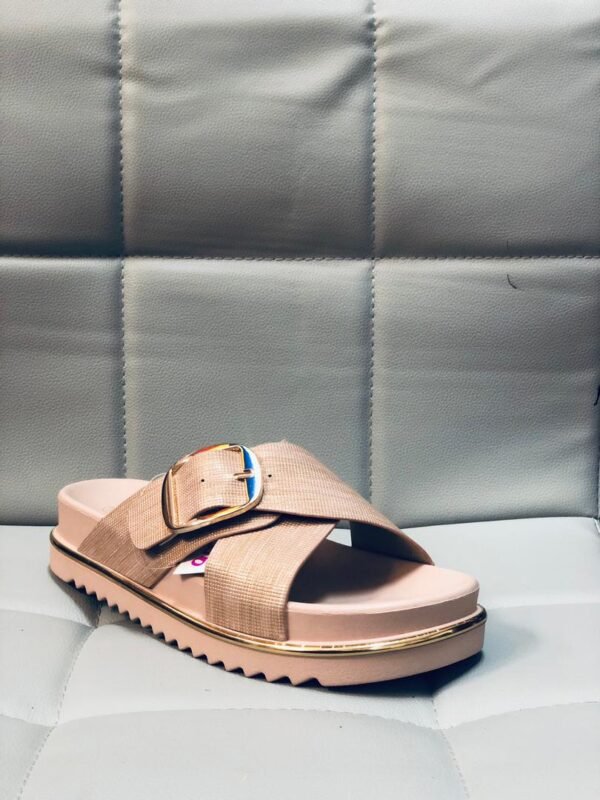 Sandalias caracterizadas por su diseño de plataforma con tiras cruzadas y hebilla dorada