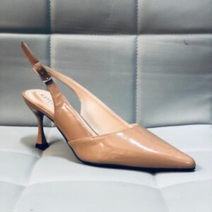 Zapato de tacón tipo salón o pump con correa trasera, caracterizado por su diseño estilizado y tacón alto que aporta elegancia y altura.