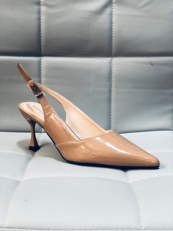 Zapato de tacón tipo salón o pump con correa trasera, caracterizado por su diseño estilizado y tacón alto que aporta elegancia y altura.