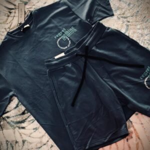 Conjunto de ropa: camiseta de manga corta y pantalones cortos a juego con un diseño gráfico circular impreso en el pecho y el muslo.