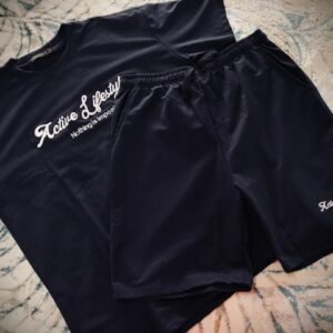 Conjunto de ropa deportiva de dos piezas que incluye una camiseta y pantalones cortos, ambos con la frase "Active Lifestyle" estampada.