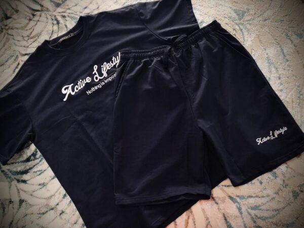 Conjunto de ropa deportiva de dos piezas que incluye una camiseta y pantalones cortos, ambos con la frase "Active Lifestyle" estampada.