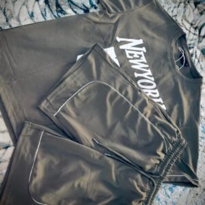 Conjunto de ropa de hombre compuesto por una camiseta y unos pantalones cortos de color verde oliva con texto blanco.