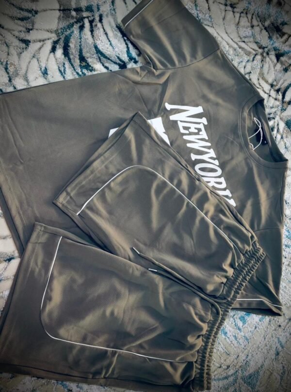 Conjunto de ropa de hombre compuesto por una camiseta y unos pantalones cortos de color verde oliva con texto blanco.