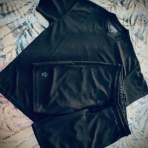 Conjunto de ropa deportiva de marca PUHK que incluye una camiseta y pantalones cortos.