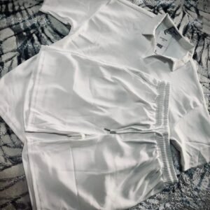 Conjunto de ropa para hombre compuesto por una camisa tipo polo y un short de color blanco.