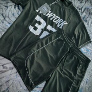 Conjunto de ropa para hombre incluye una camiseta y shorts deportivos de color verde oscuro